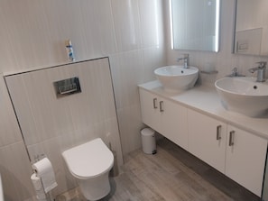 Een douche, een haardroger, handdoeken, zeep