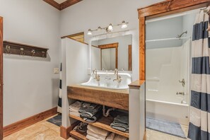 Douche, sèche-cheveux, serviettes fournies, savon
