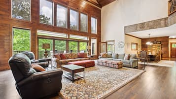 TV connectée, cheminée, lecteur de DVD, table de tennis de table