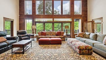 Smart TV, fireplace, DVD player, table tennis