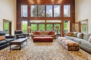 Smart-tv, pejs, dvd-afspiller, bordtennisbord