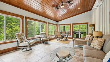 Smart TV, chimenea, reproductor de DVD y tenis de mesa