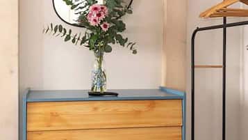 Un aparador de madera con un florero encima.