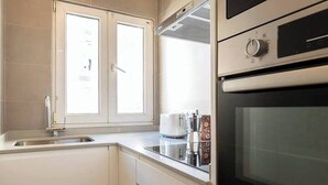 Kaffetrakter/tekoker, kjøleskap, mikrobølgeovn og ovn