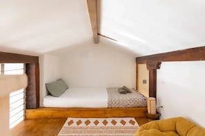 1 slaapkamer, een bureau, een strijkplank/strijkijzer, wifi