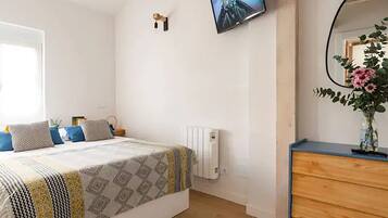 1 dormitorio, escritorio, tabla de planchar con plancha y wifi