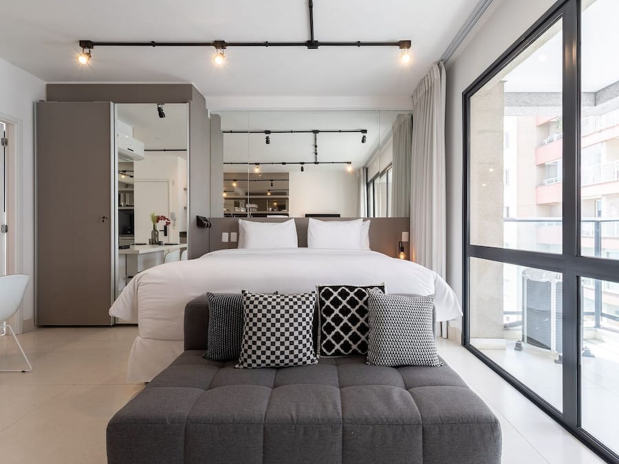 Estudio Elite | Tabla de planchar con plancha, wifi gratis y ropa de cama