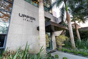 Exterior detail - Upper Itaim by Viva - Prédio completo com piscina no Itaim Bibi próximo a Faria Lima (São Paulo)