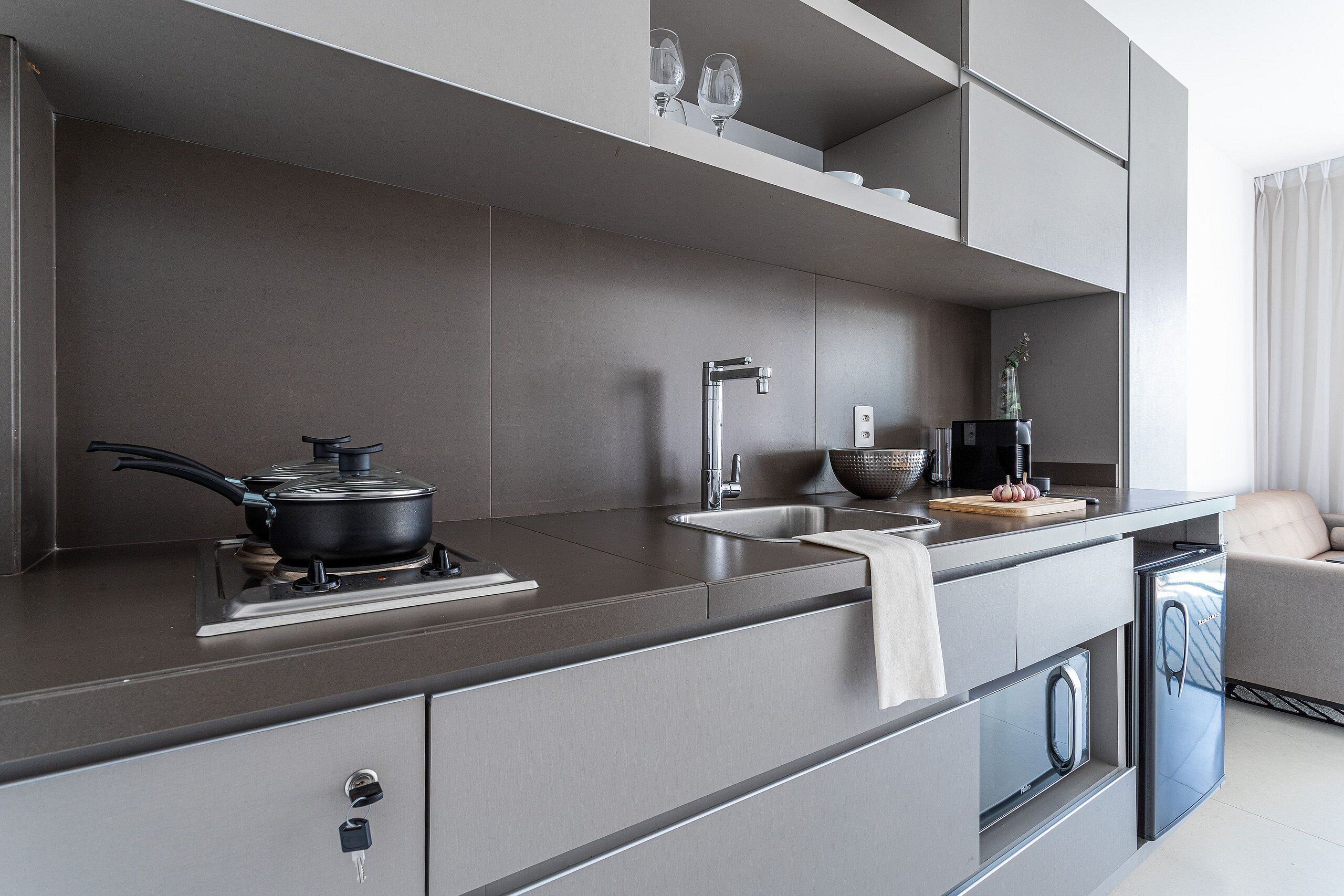 Microondas, cafetera expreso, utensilios de cocina