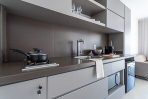 Premier Studio | Private kitchen | Microwave, espresso maker, cookware/dishes/utensils - Upper Itaim by Viva - Prédio completo com piscina no Itaim Bibi próximo a Faria Lima (São Paulo)