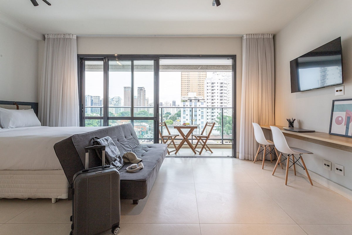 Executive Studio | 1 bedroom, iron/ironing board, free WiFi, bed sheets