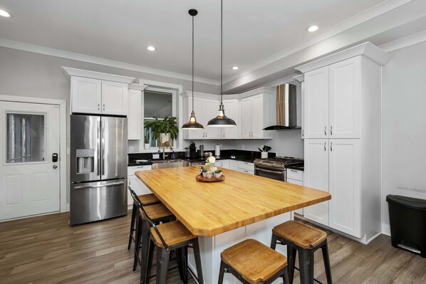 Hus - flere senge - køkken | Privat køkken | Køleskab, mikrobølgeovn, ovn, kogeplade