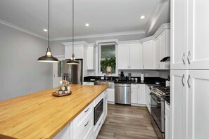 Casa, varias camas, cocina | Cocina privada | Frigorífico, microondas, horno y placa de cocina