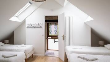 20 bedrooms, travel crib, WiFi