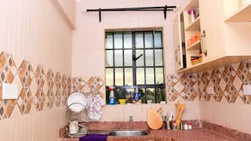 Refrigerador, microondas, parrilla de estufa y tetera eléctrica