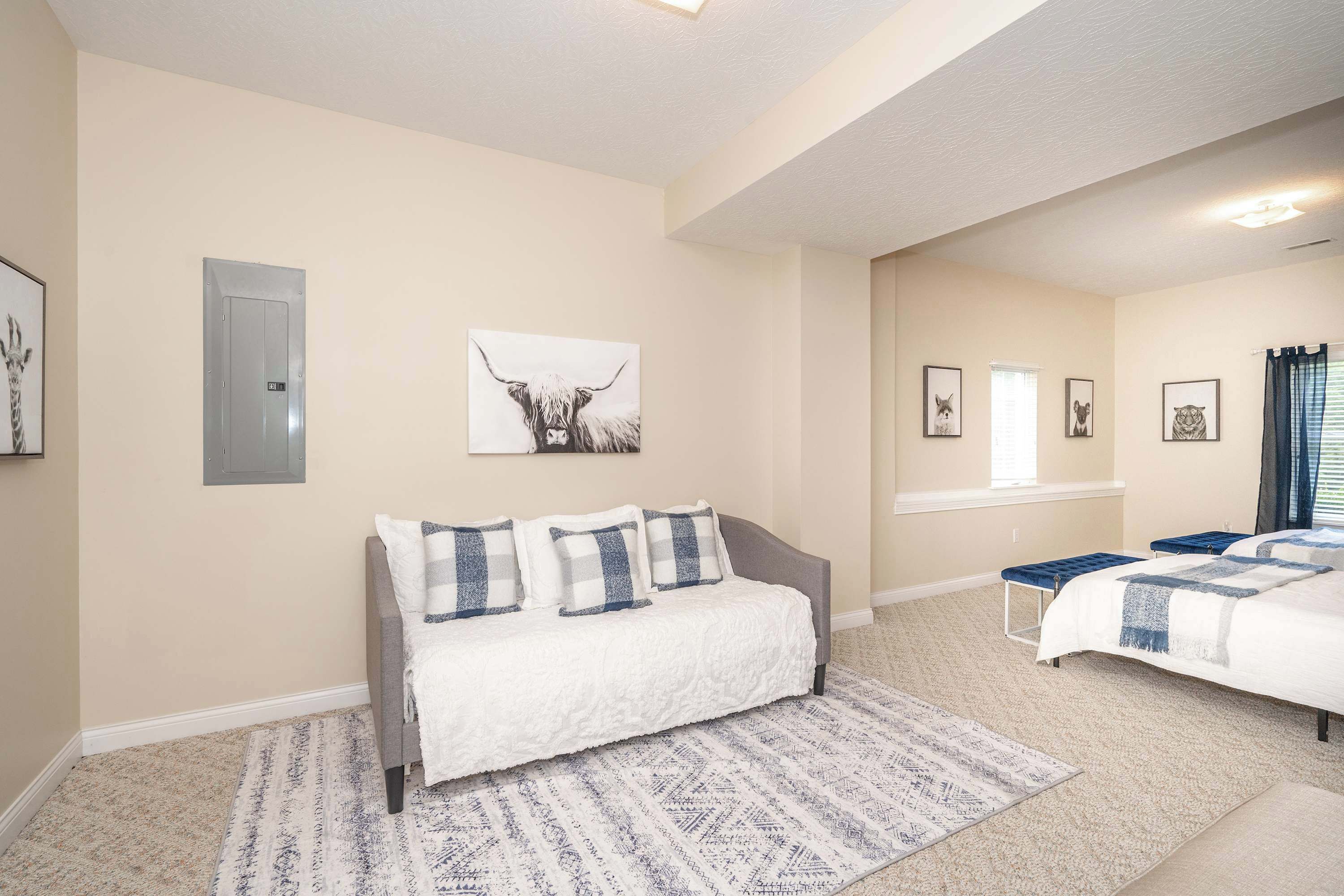 Un dormitorio con cama, sofá y alfombra.
