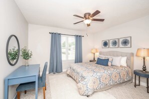 Hus, flere senger, spabadekar, hageutsikt (Crittenden Ark Haven) | 4 soverom, individuelt dekorert, individuelt innredet og skrivebord