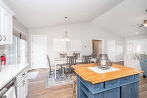 House, Multiple Beds, Hot Tub, Garden View (Crittenden Ark Haven) | Dining