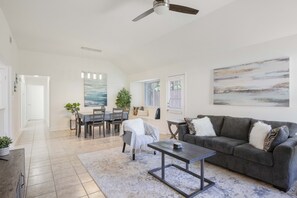 Maison, plusieurs lits, cuisine, vue jardin | Coin séjour