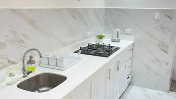 Microonde, macchina per tè/caffè, bollitore elettrico