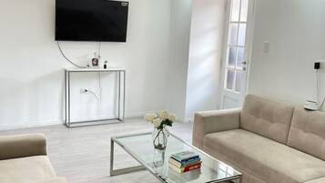 Smart TV, videogiochi, libri, impianto stereo