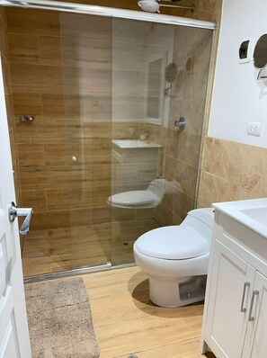 Haartrockner, Handtücher, Seife, Toilettenpapier