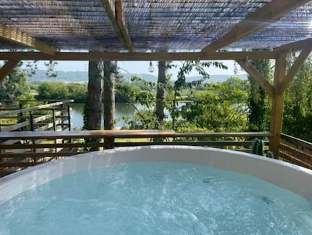 屋外スパ浴槽. Gîte Seine & Nature Chalet Atypique Avec vue Imprenable sur la Seine