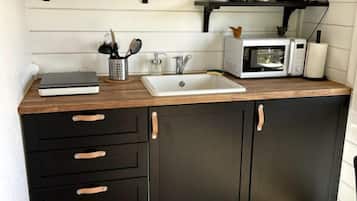 Kühlschrank, Mikrowelle, Herdplatte, Wasserkocher mit Kaffee-/Teezubehör