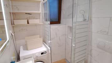 Studio | Bathroom | Shower, towels