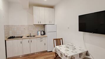 Studio | Private kitchen | Fridge, oven, stovetop, electric kettle
