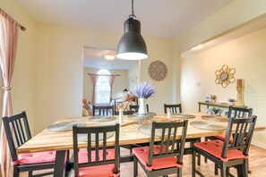 Dining - Central Seabrook Home: Pool ~ 2 Mi to Nasa Center! (Seabrook)