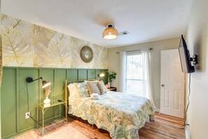 4 bedrooms, laptop workspace, iron/ironing board, free cots/infant beds - Central Seabrook Home: Pool ~ 2 Mi to Nasa Center! (Seabrook)