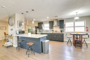 Microwave, oven, stovetop, dishwasher - Seabrook Getaway: 5 Mi to Nasa Control Center! (Seabrook)