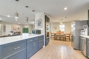 Nhà (3 Bedrooms) | Bếp riêng | Lò vi sóng, lò nướng, bếp nấu, máy rửa bát 