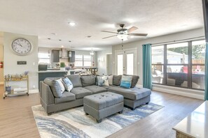 TV, fireplace, books - Seabrook Getaway: 5 Mi to Nasa Control Center! (Seabrook)