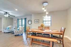 Dining - Seabrook Getaway: 5 Mi to Nasa Control Center! (Seabrook)