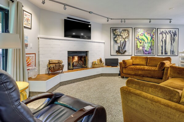 Apartment (2 Bedrooms) | Front of property - 1/2 Mi to Lake Dillon: Mtn-view Condo in Frisco (Frisco)