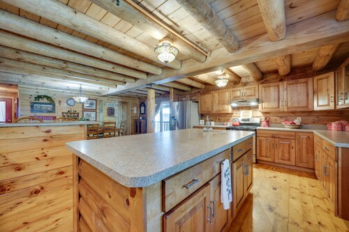 Secluded Broken Bow Cabin w/ Fire Pit and Deck!