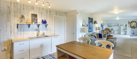 House (1 Bedroom) | Private kitchen | Microwave, oven, stovetop, blender