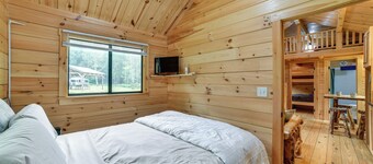 Catskills Tiny Home Cabin: Surrounded by Nature!