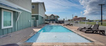 Bright, Modern Corpus Christi Condo: 2 Mi to Beach