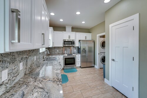 Bright, Modern Corpus Christi Condo: 2 Mi to Beach