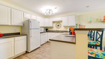 Apartment (2 Bedrooms) | Private kitchen | Microwave, oven, stovetop, dishwasher