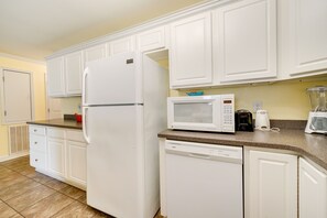 Apartamento (2 Bedrooms) | Cocina privada | Microondas, horno, placa de cocina y lavavajillas