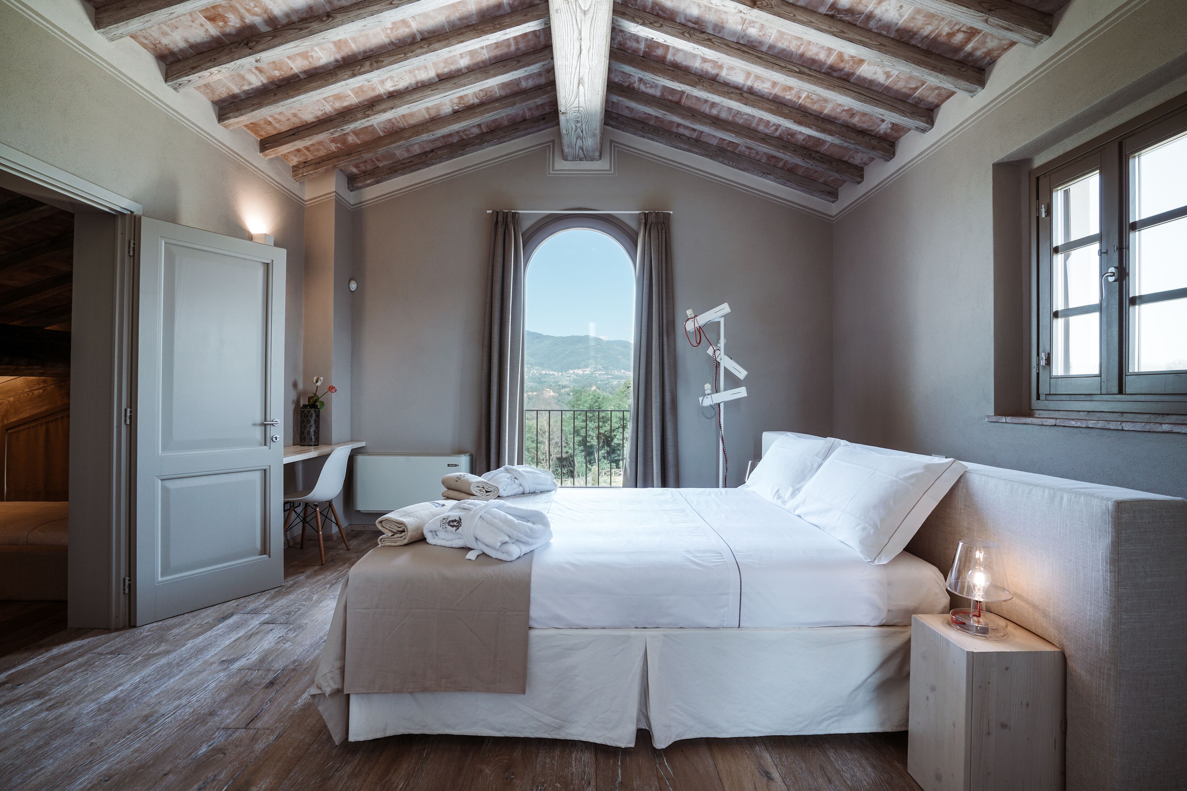 8 chambres, fer et planche à repasser, Wi-Fi, draps fournis