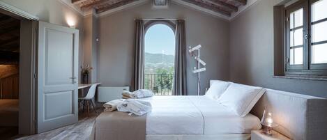 8 bedrooms, iron/ironing board, WiFi, bed sheets