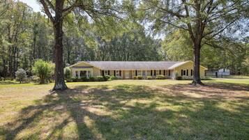 House (4 Bedrooms) | Front of property