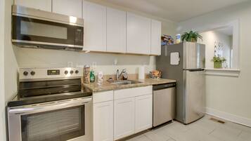 House (2 Bedrooms) | Private kitchen | Microwave, dishwasher, cookware/dishes/utensils, spices