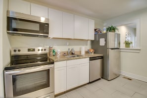 Casa (2 Bedrooms) | Cocina privada | Microondas, lavavajillas, utensilios de cocina y especias