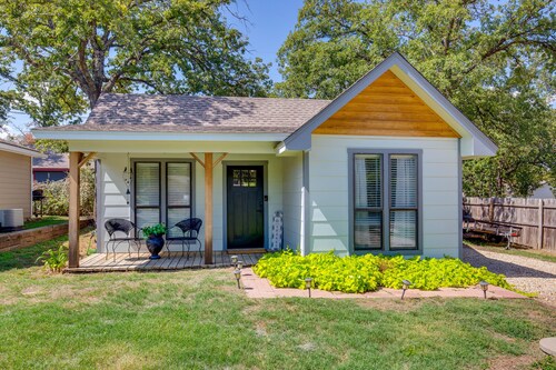 Charming Granbury Cottage Retreat w/ Private Patio